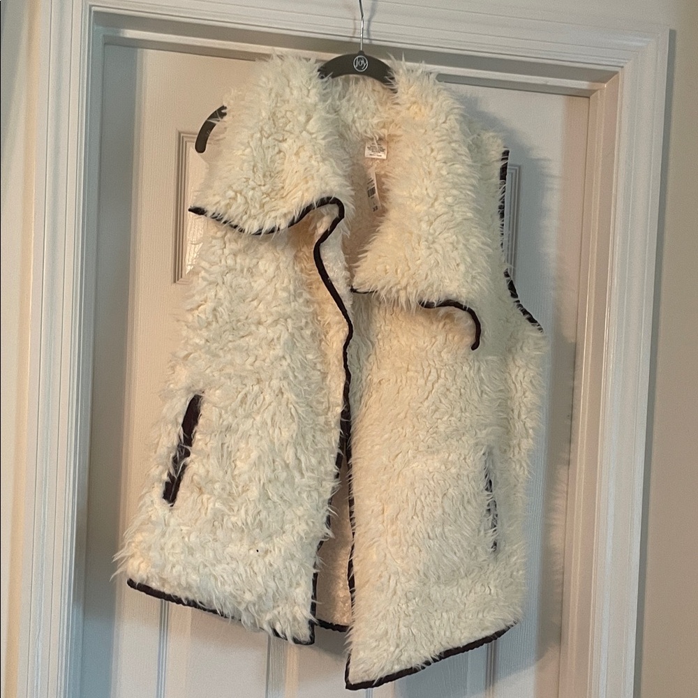 Cracker Barrel Women's Ivory Fuzzy Vest